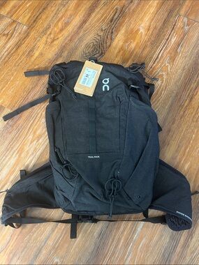 On Running Black Trail Pack 20L unisex Backpack